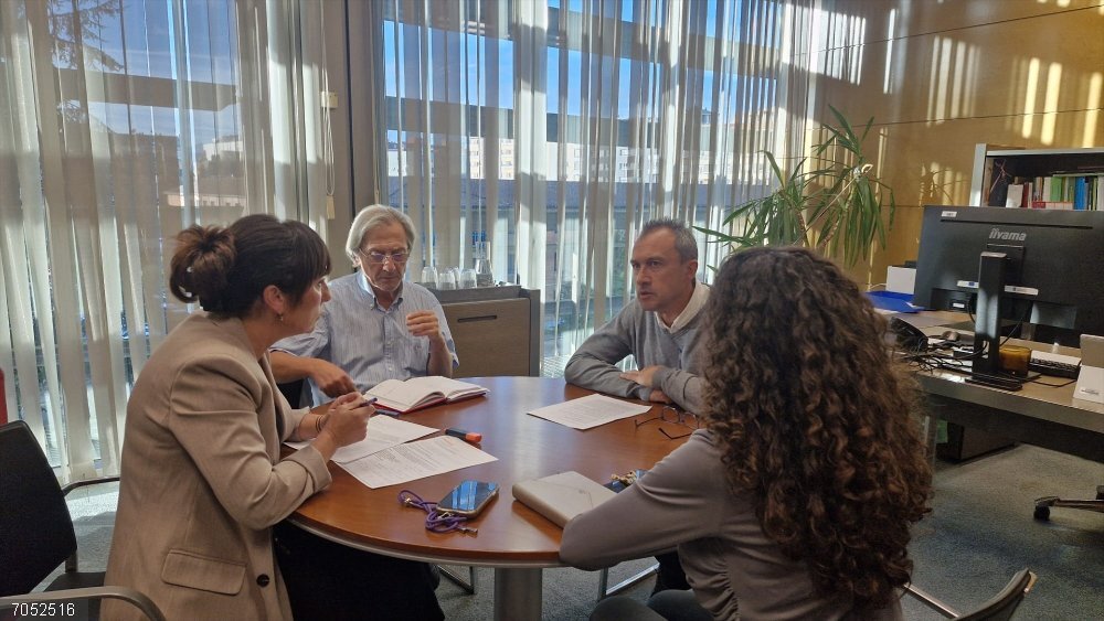 Comienzan el lunes los trabajos de exhumación de la fosa común de La Lloba, en Castrillón El consejero de Ordenación de Territorio, durante la reunión con la directora general de Memoria Democrática, Begoña Collado, y el director del Instituto de la Memoria Democrática de Asturias, Pedro Jesús Rodríguez.