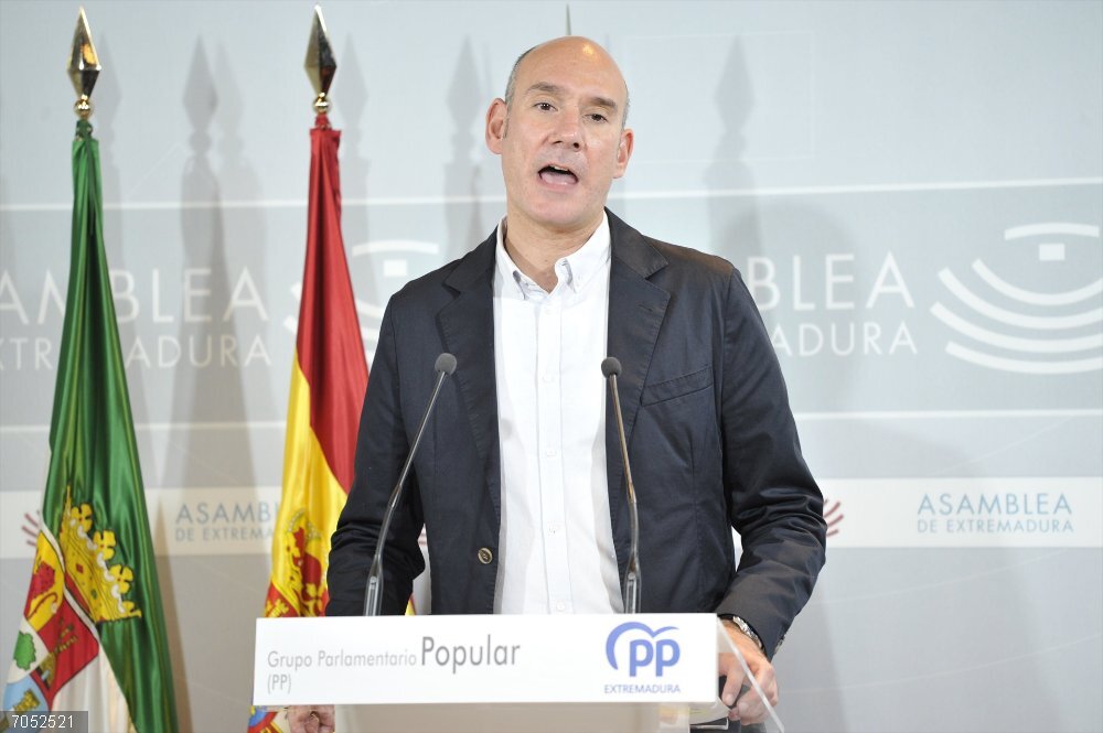 El PP critica la "pinza" entre PSOE y Vox para "bloquear" los presupuestos de Extremadura El portavoz del Grupo Popular, José Ángel Sánchez Juliá, en rueda de prensa en Mérida.