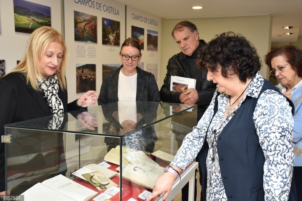Soria rinde homenaje a Machado en el Día de las Bibliotecas con la exposición fotográfica 'Campos de Castilla' Inauguración en Soria de la exposición 'Campos de Castilla'.