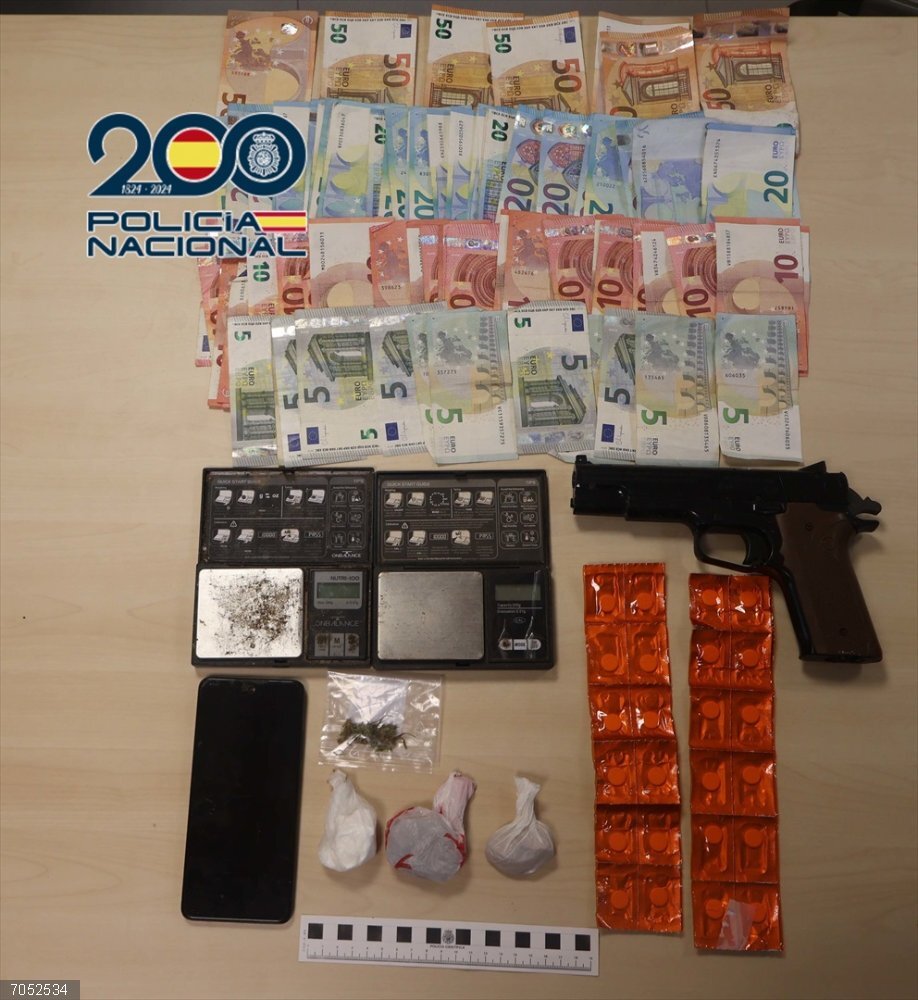 Detenida una persona en la desarticulación de un punto de venta de drogas en Santiago Intervenido en la operación 'Urbano'.
