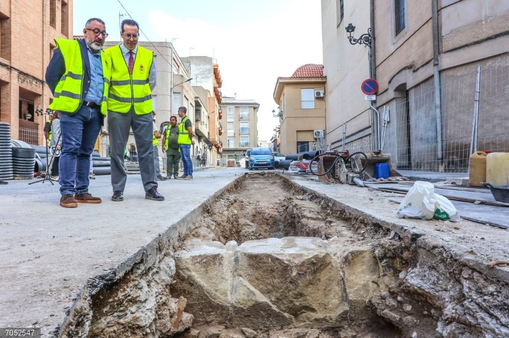Cultura.- Unas obras en Elda sacan a la luz restos de una iglesia y una boca de refugio de la Guerra Civil Obras de reurbanización del entorno de la iglesia de Santa Ana en la ciudad de Elda (Alicante)