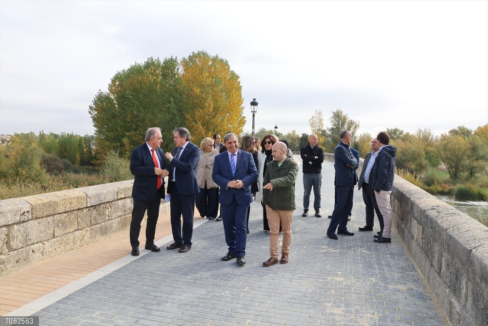 La Junta avanza en la humanización de travesías en Palencia tras una inversión de un millón de euros El consejero de Movilidad y Transformación Digital, José Luis Sanz Merino, visita las obras realizadas en Villamuriel de Cerrato (Palencia).