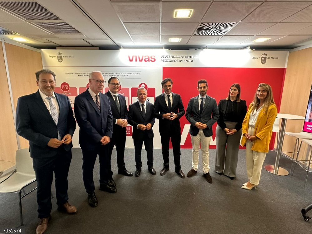 El inventario de suelos se amplía a más de 3.000 viviendas protegidas que se podrán construir Javier Rollán, Antonio Navarro, José Hernández, José Ramón Blázquez, Jorge García Montoro, José Francisco Lajara, María Dolores Gil y Beatriz Menéndez, en el estand del Gobierno regional durante la feria RESIDE 2025