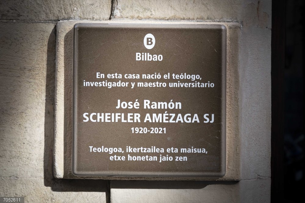 Bilbao homenajea al teólogo e investigador José Ramón Scheifler con una placa en su vivienda natal Placa dedicada a José Ramón Scheifler en su vivienda natal
