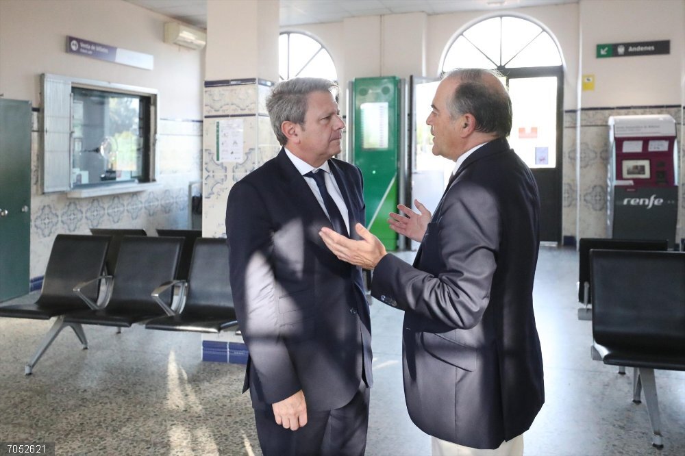 El tramo del AVE Talavera-Navalmoral estará hecho "antes de 2030", según Gregorio El secretario de Estado de Transportes y Movilidad Sostenible, José Antonio Santano, y el alcalde de Talavera, José Julián Gregorio.