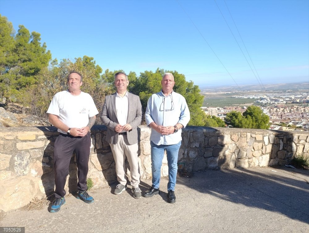 Jaén.- El Ayuntamiento prevé iniciar las obras del segundo acceso al barrio de Antonio Díaz a principios de 2026 El concejal Javier Padorno (c), visita el barrio de Antonio Díaz junto a representantes de la asociación de vecinos.