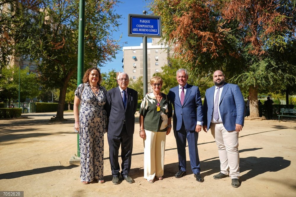 Sevilla.-Dedican unos jardines al director Abel Moreno, "maestro y referente vivo" de música procesional y militar El alcalde de Sevilla, con Abel Moreno y familiares, tras el acto de rotulación de unos jardines en Nervión dedicados al director y compositor musical nacido en Encinasola.