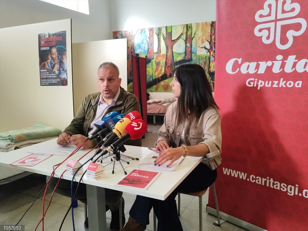 Caritas Gipuzkoa atiende a 1.216 personas sin hogar hasta septiembre, un 7,4% menos que el mismo periodo de 2024 Laura Pérez, responsable del centro residencial Trintxer-Emeki, y Sergio Corchón, responsable de Programas Específicos de Caritas Gipuzkoa