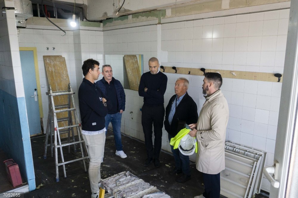 Torrelavega inicia la reforma integral de los vestuarios 2 y 3 del Óscar Freire El alcalde de Torrelavega, Javier López Estrada, y el concejal de Deportes, Nacho González, visitan las obras en los vestuarios del Óscar Freire