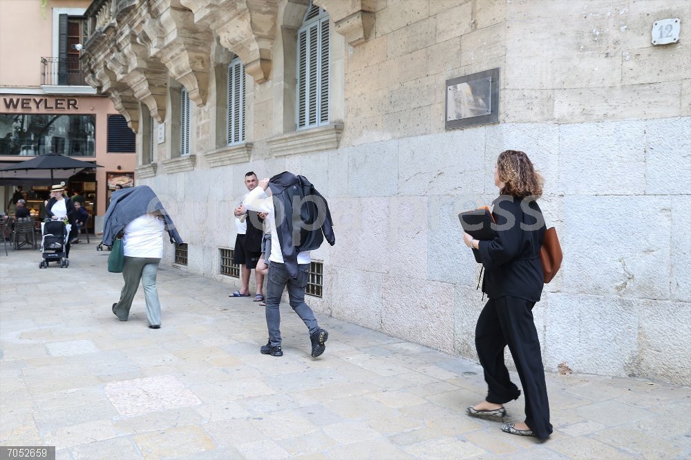 Comienza el juicio a la madre y el tío del bebé que murió al ser arrojado a un contenedor en Mallorca Los acusados de asesinato de un bebé al arrojarlo a un contenedor a su llegada a la Audiencia Provincial de Palma, a 24 de octubre de 2025, en Palma de Mallorca, Baleares (España). Un jurado popular será el encargado de juzgar a la madre y al tío del bebé que murió arrojado a un contenedor en la localidad mallorquina de Porto Cristo.