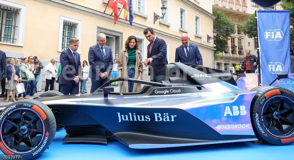 Ayuso presenta la competición de monoplazas eléctricos E-Prix (I-D) El presidente de la Real Federación Española de Automovilismo, Manuel Aviñó, el presidente del RACE, Carmelo Sanz de Barros, la presidenta de la Comunidad de Madrid, Isabel Díaz Ayuso, el co-fundador de la Fórmula E, Alberto Longo, el director del circuito Madrid Jarama, Ignacio Fernández, durante la presentación del Campeonato del Mundo de Fórmula E 2026 Madrid E-Prix, en la Real Casa de Postas, a 24 de octubre de 2025, en Madrid (España). El Madrid E-Prix es una competición de monoplazas eléctricos que se celebra por primera vez en el Circuito de Madrid Jarama el 21 de marzo de 2026.