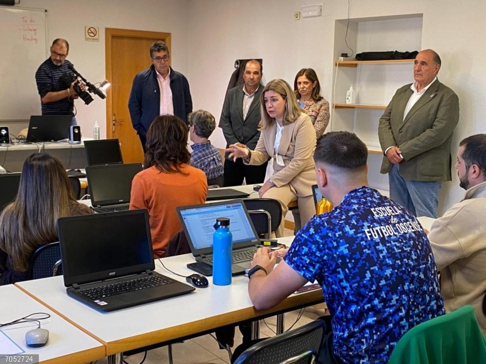 Unos 600 alumnos aragoneses ya se han formado con éxito gracias al Programa 'Aragón Habla Inglés' La consejera de Empleo, Ciencia y Universidades, Claudia Pérez Forniés, con los alumnos de los cursos del programa “Aragón Habla Inglés” que se están impartiendo en Huesca.