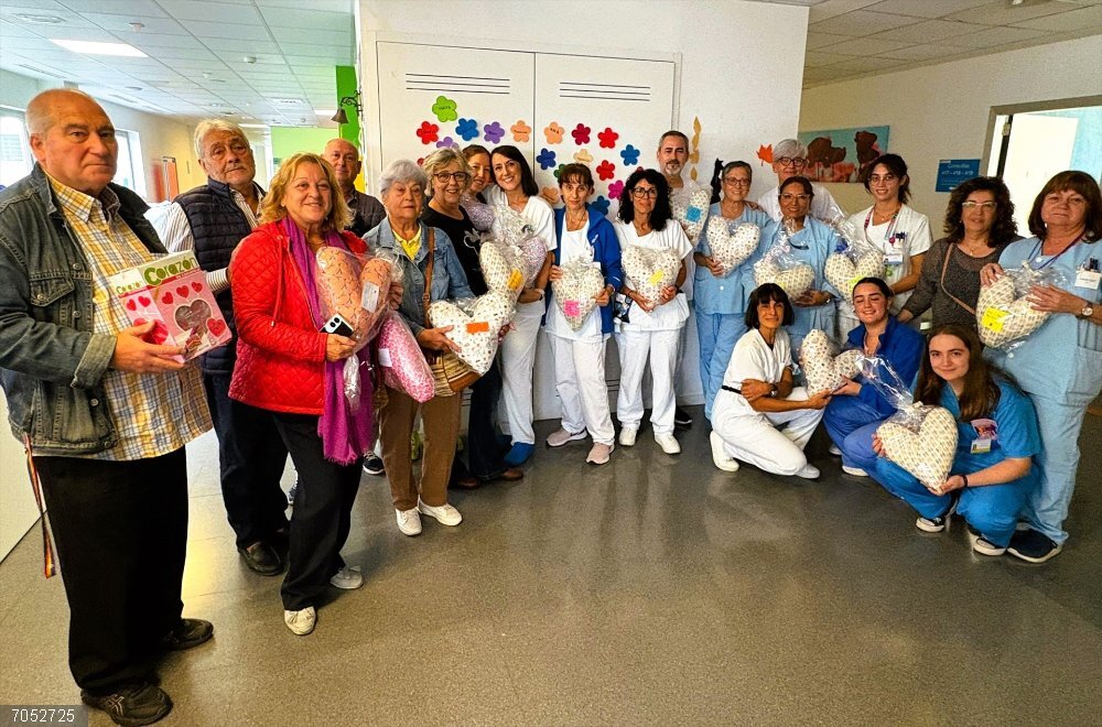 El Hospital de Fuenlabrada recibe almohadas solidarias elaboradas por vecinos para pacientes tratadas de cáncer de mama El Hospital de Fuenlabrada recibe almohadas solidarias para pacientes tratadas de cáncer de mama