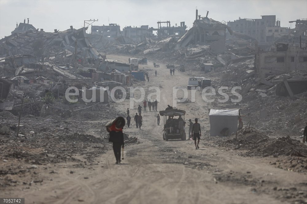 Israeli-Palestinian conflict - Gaza City 24 October 2025, Palestinian Territories, Gaza City: Palestinians inspect their destroyed homes and neighborhoods in the Safatawi area, north of Gaza City, following the withdrawal of Israeli forces and the ceasefire. Photo: Omar Ashtawy/APA Images via ZUMA Press Wire/dpa