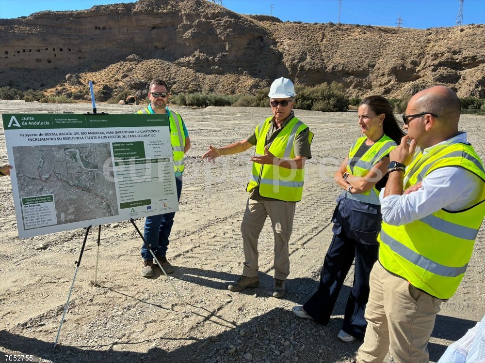 Almería.-Agua.-Las obras de restauración del río Andarax alcanzan el 70% de ejecución La delegada de la Junta de Andalucía en Almería, Aránzazu Martín, durante la visita a las obras de restauración del río Andarax.