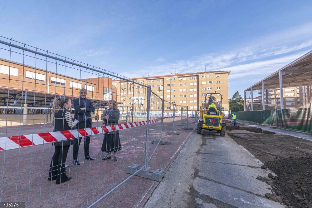 Torrelavega arranca su proyecto de naturalización de patios escolares en el colegio José Luis Hidalgo Obras de naturalización del patio del colegio José Luis Hidalgo