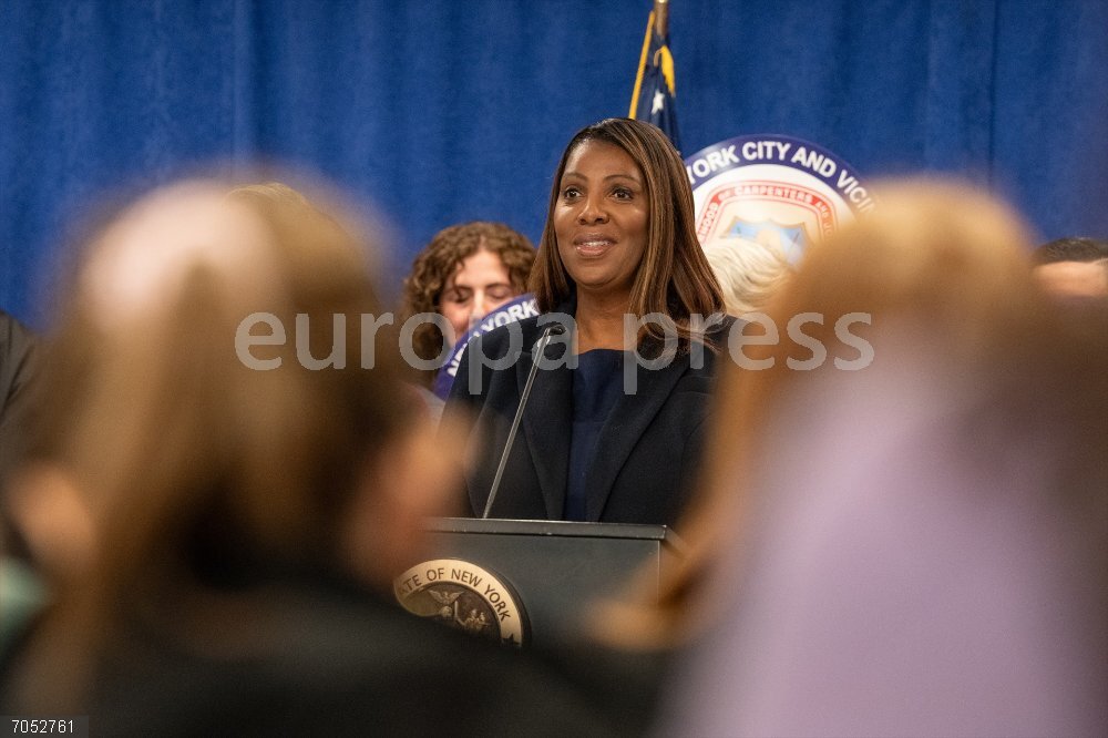 La fiscal general de Nueva York comparece por vez primera ante el tribunal para responder por su presunto fraude October 21, 2025, New York, New York, United States: State Attorney General Letitia James speaks surrounded by union Construction and General Building Laborers Local 79 members during press briefing as she announced .5 million settlement with Alba Services Inc on workers right violations at her office in New York, NY on October 21, 2025