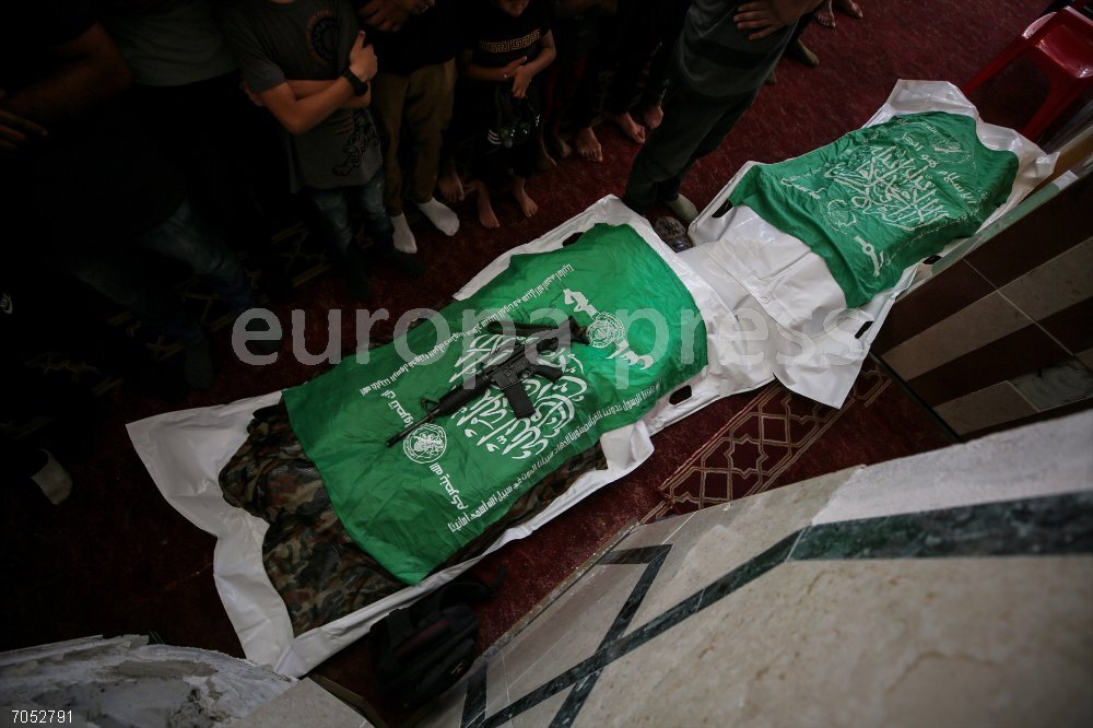 Israeli-Palestinian conflict - Qassam Birgades' members' funeral 24 October 2025, Palestinian Territories, Gaza: Palestinians pray over the bodies of members of the Izz ad-Din al-Qassam Brigades, the armed wing of the Hamas movement, after they were recovered from under the rubble in
 Gaza City. Photo: Omar Ashtawy/APA Images via ZUMA Press Wire/dpa