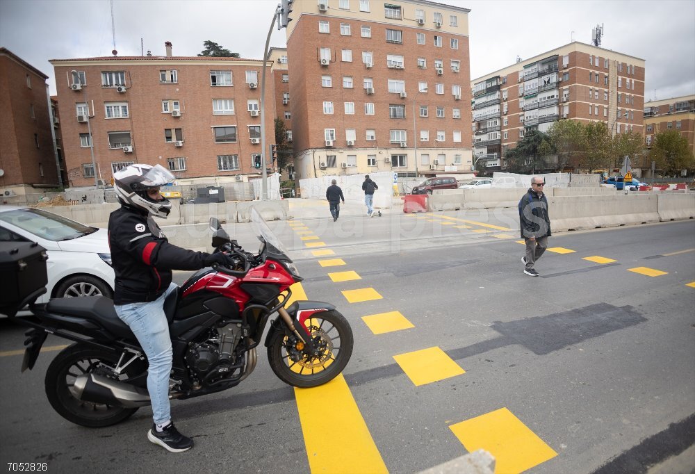Nuevo paso peatonal inteligente para mejorar la accesibilidad en la A-5 El Ayuntamiento de Madrid pone en marcha un nuevo paso peatonal inteligente para mejorar la accesibilidad durante las obras de soterramiento de la A-5 en las proximidades de la calle Villagarcía, a 24 de octubre de 2025, en Madrid (España). El nuevo cruce se ubica junto a la calle Villagarcía, en el entorno de los barrios de Batán, Lucero y Campamento, y busca facilitar el tránsito peatonal entre ambos márgenes de la autovía, además de mejorar la comunicación con zonas verdes, paradas de transporte público y centros educativos.