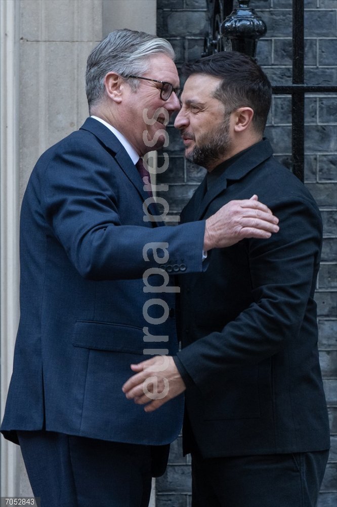 Zelenskyy Meets Starmer In Downing Street October 24, 2025, London, England, United Kingdom: Ukrainian President VOLODYMYR ZELENSKYY arrives at 10 Downing Street in London, United Kingdom, for talks with Prime Minister KEIR STARMER and other European leaders on 24 October 2025.,Image: 1047830592, License: Rights-managed, Restrictions: , Model Release: no, Credit line: Thomas Krych / Zuma Press / ContactoPhoto
Editorial licence valid only for Spain and 3 MONTHS from the date of the image, then delete it from your archive. For non-editorial and non-licensed use, please contact EUROPA PRESS.