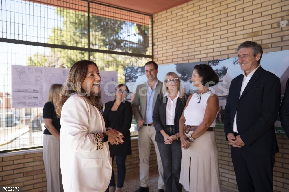 María del Carmen Castillo, visita el colegio de Infantil y Primaria Nueva Andalucía en Adra (Almería) La consejera de Desarrollo Educativo y Formación Profesional, María del Carmen Castillo (1i), visita el colegio de Infantil y Primaria Nueva Andalucía en Adra (Almería), en cuyo centro la Junta tiene previsto realizar una ampliación de espacios. A 24 de octubre de 2025 en Adra, Almería (Andalucía, España). La Junta de Andalucía ha licitado las obras de ampliación y adecuación de espacios en el CEIP Nueva Andalucía de Las Cuatro Higueras, en el municipio de Adra (Almería), por un importe de 4,16 millones de euros y con un plazo de ejecución de 12 meses.