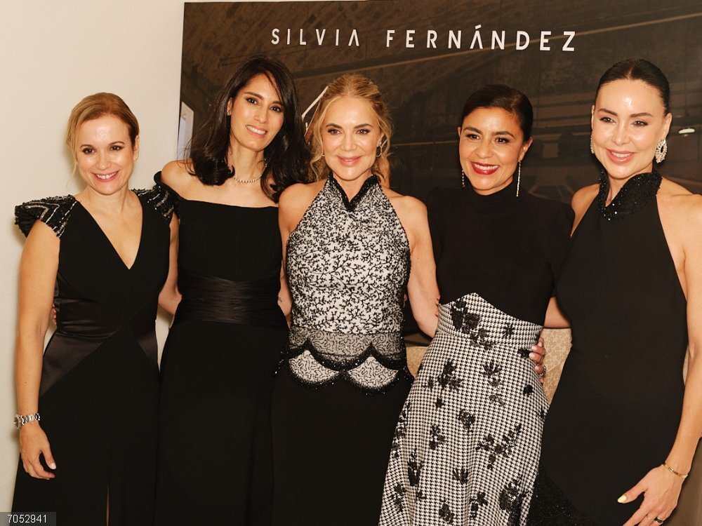 De Carmen Lomana a Vania Millán: noche de glamour en la inauguración de Silvia Fernández en la Milla de Oro de Madrid Ingrid Asensio, Silvia Fernández y Vania Millán posan junto a dos amigas de la firma