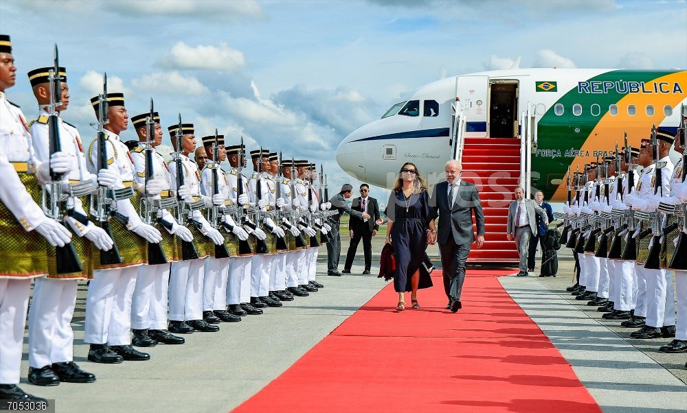 Brazilian President visits Malaysia HANDOUT - 24 October 2025, Malaysia, Kuala Lumpur: Brazilian President Luiz Inacio Lula da Silva and First Lady Janja Lula da Silva arrive in Kuala Lumpur. Photo: Ricardo Stuckert/Agencia Brazil/dpa - ATENCIÓN: Sólo para uso editorial y mencionando el crédito completo
