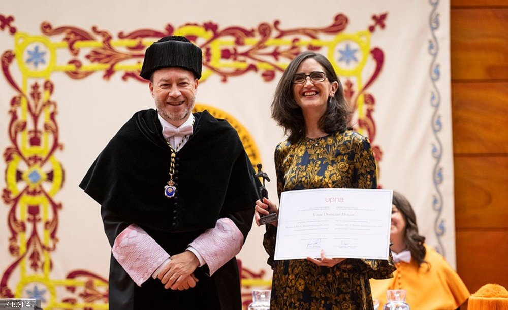 La UPNA entrega sus premios Alumni Distinguido y Entidad Distinguida a Usue Donezar y a Exkal La alumni distinguida, Usue Donezar, recoge su premio.