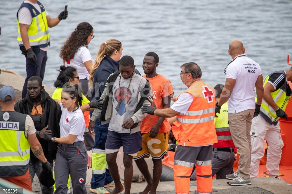 Llegan 73 migrantes a El Hierro en un cayuco, tras cinco días de travesía desde Senegal Varias personas salen de un cayuco, en el muelle de La Restinga, a 24 de octubre de 2025, en la isla de El Hierro, Islas Canarias (España). Un cayuco con 73 hombres llegó al mediodía al muelle de La Restinga, en El Hierro. Fueron atendidos por Cruz Roja y están siendo identificados por la Policía Nacional tras una primera revisión médica. La embarcación, escoltada por la Salvamar “Navia”, fue detectada a ocho millas al sur de la isla. Los migrantes, relataron haber navegado cinco días desde Senegal.