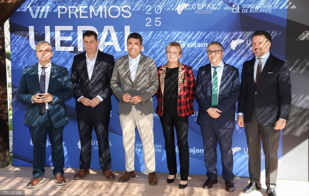Alicante.- Mazón ensalza el "liderazgo" del sector empresarial de Alicante y destaca el "respaldo" de la Generalitat El 'president' de la Generalitat, Carlos Mazón (c), asiste a la VII Edición de los Premios Uepal