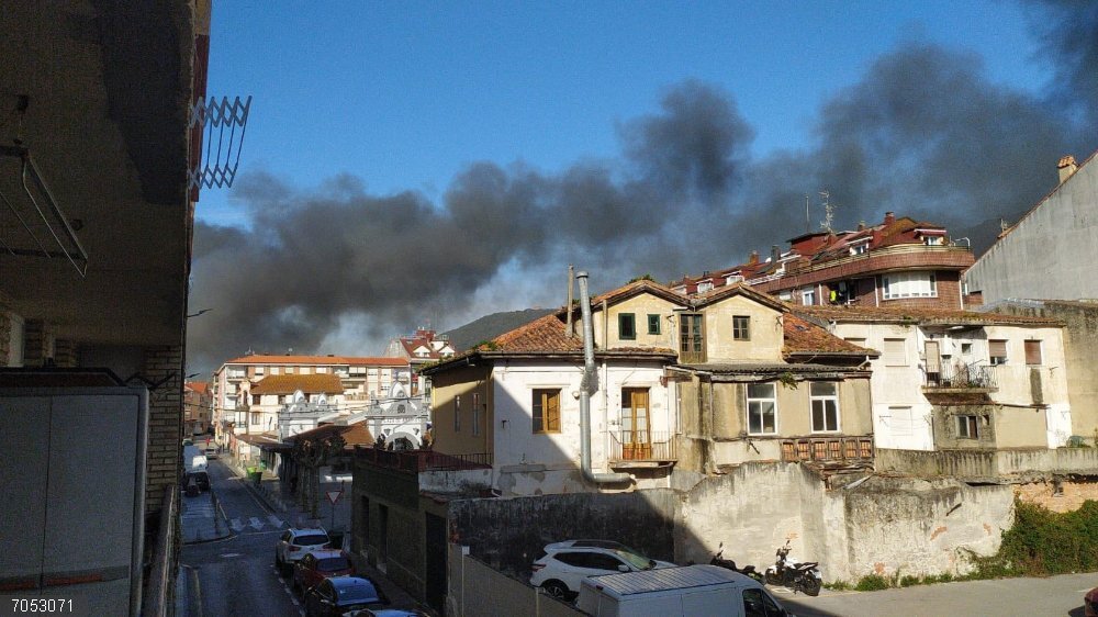 AMP2.- Un incendio calcina Conservas Crespo en Santoña Columna de humo del incendio en Conservas Crespo