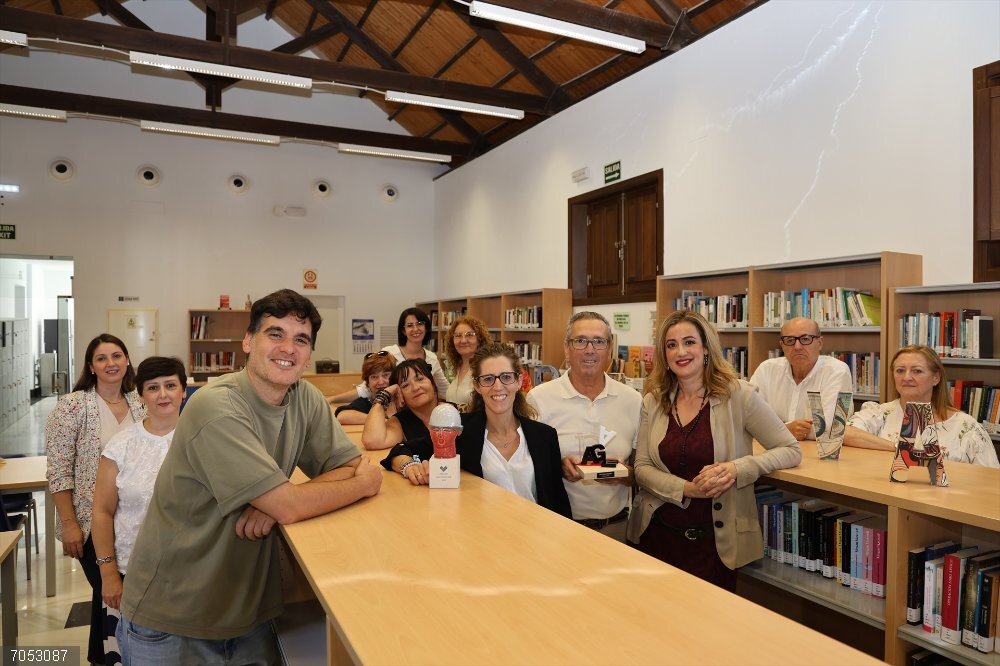 Sevilla.-La Rinconada celebra el Día de las Bibliotecas y destaca su papel "contra la desinformación" El escritor Julio Muñoz Gijón 'Rancio' mantiene un encuentro literario en el IES Miguel de Mañara de La Rinconada (Sevilla)