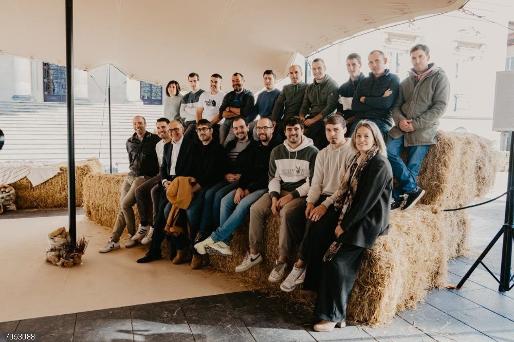 Más de 170 jóvenes se han incorporado a trabajar al campo alavés en la última década Celebración del acto 'Biharkoak',