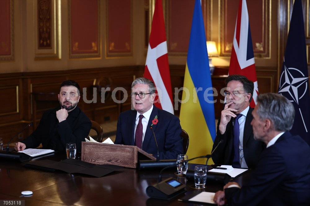 Coalition of the Willing' Allies meeting on Ukraine in London 24 October 2025, United Kingdom, London: UK Prime Minister Keir Starmer sits with Ukraine's President Volodymyr Zelensky, NATO Secretary-General Mark Rutte and Dutch Prime Minister Dick Schoof, facing a screen with other participants joining by video link during a meeting of the 'Coalition of the Willing' allies, at the Foreign, Commonwealth and Development Office (FCDO) in Westminster. The UK and France have led efforts to bring together countries willing to provide security for Ukraine if a ceasefire is agreed. Photo: Henry Nicholls/PA Wire/dpa
