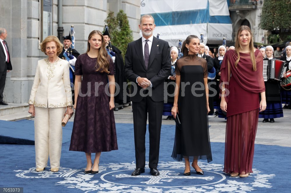 Llegadas a la ceremonia de entrega de los 'Premios Princesa de Asturias 2025' en Oviedo La Reina Sofía, la princesa Leonor, el Rey Felipe VI, la Reina Letizia y la Infanta Sofía a su llegada al Teatro Campoamor para asistir a la ceremonia de entrega de los 'Premios Princesa de Asturias 2025', a 24 de octubre de 2025, en Oviedo, Asturias (España).