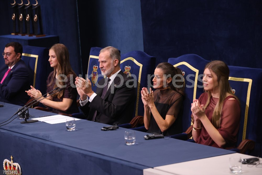 Ceremonia de entrega de los Premios Princesa de Asturias 2025 La Princesa Leonor, el Rey Felipe, la Reina Letizia y la Infanta Sofía durante la ceremonia de los Premios Princesa de Asturias 2025 celebrados en el Teatro Campoamor, a 24 de octubre de 2025, en Oviedo (España). a Fundación Princesa de Asturias ha diseñado un amplio programa compuesto por más de setenta actividades culturales con motivo de la cuadragésima quinta edición de los Premios Princesa de Asturias. Bajo el nombre de “Semana de los Premios”, se desarrolla entre los días 16 y 25 de octubre en Avilés, Colombres, Gijón, Oviedo y San Martín del Rey Aurelio. En esta edición, el programa incluye conciertos, ciclos de cine, exposiciones, instalaciones artísticas y talleres colectivos. Los galardonados protagonizarán encuentros con el público, reuniones con expertos en sus respectivos campos y actividades con estudiantes de varios centros de enseñanza de Asturias