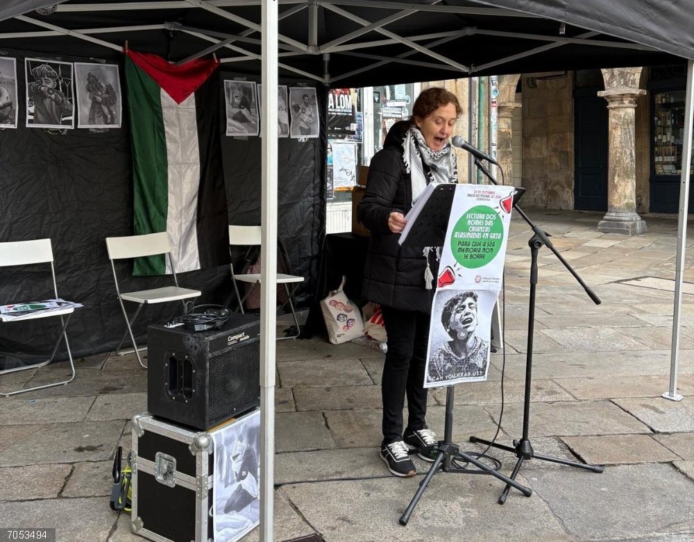 Santiago pone nombre a los niños y niñas asesinadas en Gaza: más de 70 personas participan en 10 horas de lectura Lectura de nombres de niños y niñas asesinadas en Gaza en Santiago, a 24 de octubre de 2025.