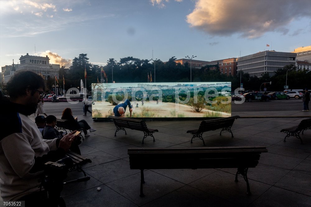 Acción artística ‘Miradores’ en Cibeles Varias personas sentadas en bancos viendo la instalación audiovisual ‘Miradores’, del colectivo Zuloark, en la Plaza de Cibeles, a 24 de octubre de 2025, en Madrid (España). La Dirección General de Patrimonio Cultural y Paisaje Urbano del Área de Cultura, Turismo y Deporte organiza ayer 23 y hoy 24 de octubre la acción artística 'Miradores', una instalación audiovisual del colectivo Zuloark que convierte la plaza de Cibeles en un punto de observación del paisaje urbano y humano de Madrid.