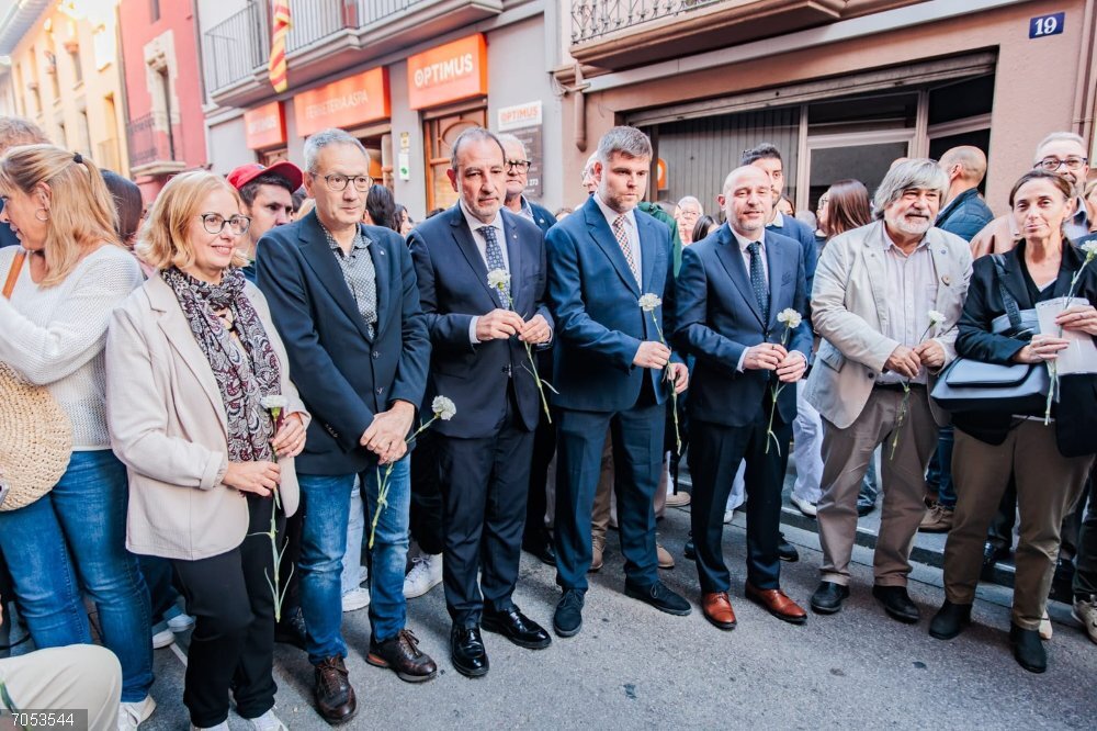 Espadaler afirma que cada adoquín "stolpersteine es una persona" y recuerda a víctimas del nazismo Espadaler, Prieto y otras autoridades durante el acto