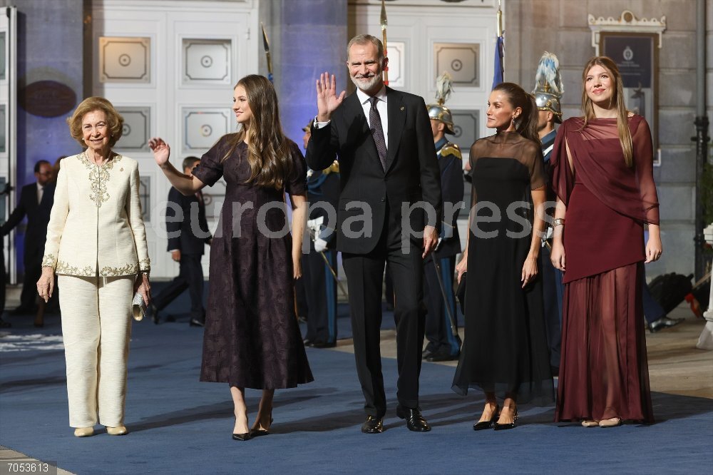 Salidas de  la ceremonia de entrega de los 'Premios Princesa de Asturias 2025' en Oviedo La Reina Sofía, la princesa Leonor, el Rey Felipe VI, la Reina Letizia y la Infanta Sofía salen del Teatro Campoamor tras asistir a la ceremonia de entrega de los 'Premios Princesa de Asturias 2025', a 24 de octubre de 2025, en Oviedo, Asturias (España).