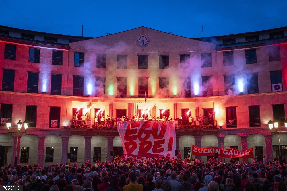 Trabajadores de Maderas de Llodio se encierran en el Ayuntamiento de Llodio (Álava) contra los despidos Manifestación contra los despidos en Maderas de Llodio (Álava)