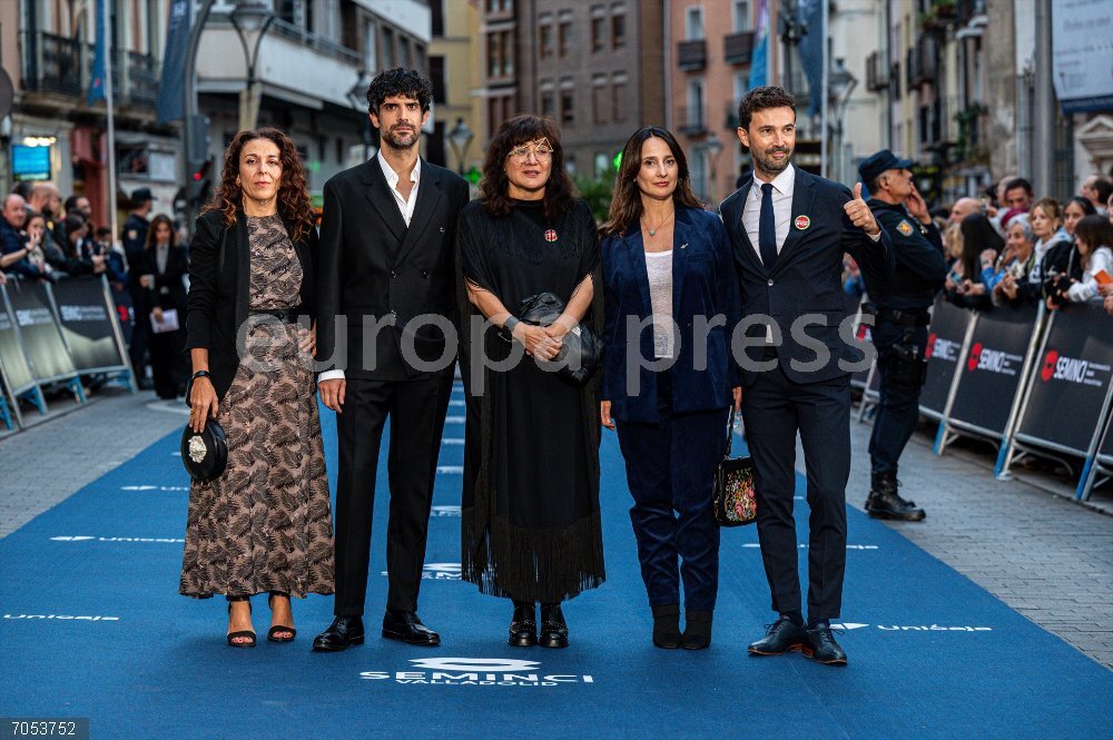 Gala de inauguración de la 70ª edición de la Seminci en Valladolid La directora de cine, Isabel Coixet (c) y el actor Francesco Carril (2i), durante la alfombra roja de la 70ª edición de la Seminci en el Teatro Calderón, a 24 de octubre de 2025, en Valladolid, Castilla y León (España). La Semana Internacional de Cine de Valladolid (SEMINCI) 2025 proyecta 224 películas procedentes de 56 países, con 29 estrenos mundiales y 103 nacionales y un centenar de coloquios con cineastas y público.