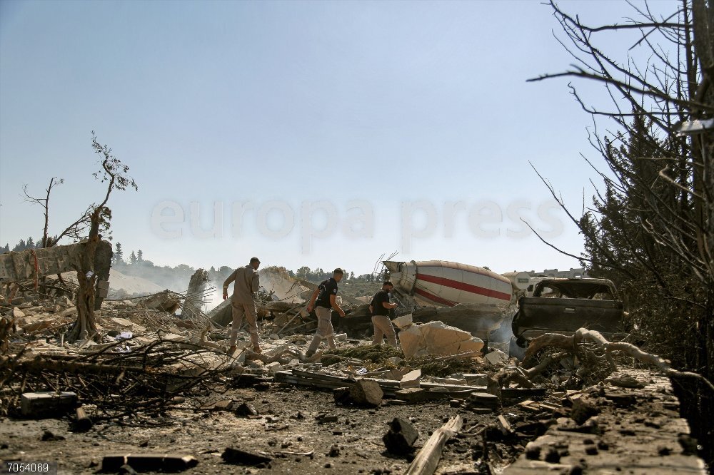 Al menos un muerto en un ataque israelí contra el sur de Líbano October 17, 2025, Ansar, Ansar, Lebanon: People walk past destruction at the site of quarry and cement factory in the southern Lebanese village of Ansar that was shattered by Israeli air strikes, described as the largest attack on Lebanon since the ceasefire agreement was reached last year. Israel said the airstrikes targeted facilities including a quarry allegedly used by pro-Iranian Hezbollah to produce cement for rebuilding and restoring infrastructure destroyed during war.