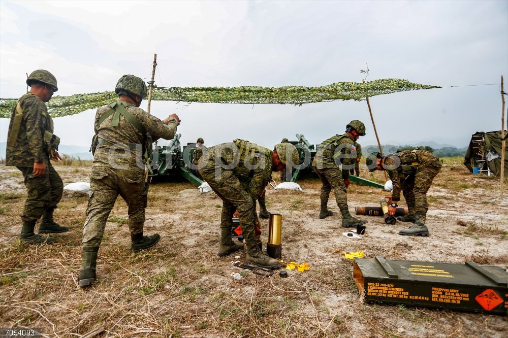 US-PH Balikatan drill: Live fire artillery April 14, 2023, New Clark City, New Clark City, The Philippines: Filipino Army soldiers prepare artillery shells during a combined field artillery live fire exercise as part of the US-Philippines Balikatan military exercises. The annual Balikatan – meaning Shoulder-to-Shoulder in Tagalog – drills joined by American and Filipino troops this year are said to be the largest one ever amid growing instability in the Indo-Pacific region. It comes days after tensions in the Taiwan Strait significantly intensified following a series of military exercises held by China in response to Taiwanese President Tsai Ing-wen's meetings with U.S. officials.