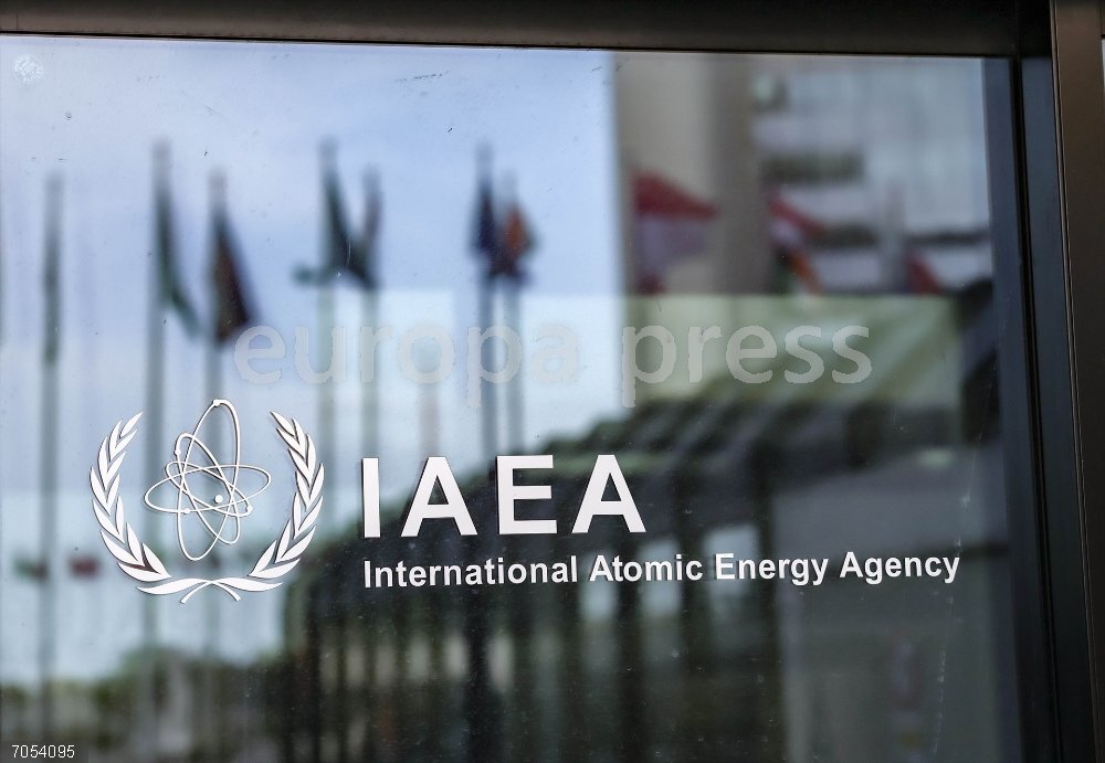IAEA Entrance Reflects Global Scope At UN Vienna Headquarters June 4, 2025, Vienna, Austria, Austria: Glass doors at the entrance to the International Atomic Energy Agency (IAEA) headquarters reflect the row of member state flags outside the Vienna International Centre in Austria.