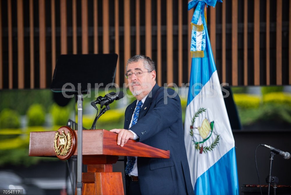 Guatemala.- Un juez de Guatemala declara nulo al partido gobernante Movimiento Semilla July 1, 2025, Guatemala City, Guatemala City, Guatemala: The fair is dedicated to honoring Dr. MARTA ELENA CASAUS ARZU, an academic recognized for her research on racism, power, and genocide in Guatemala, as well as for her staunch support for the struggles of Indigenous peoples. Spain is the guest country. Accompanied by Guatemalan President BERNARDO AREVALO.