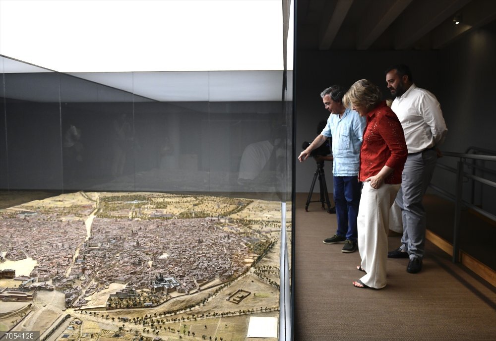 Abierta la Maqueta de León Gil, un Madrid de Liliput a ojos de Guliver cuando los drones ni los había soñado Julio Verne Maqueta de León Gil de Palacio