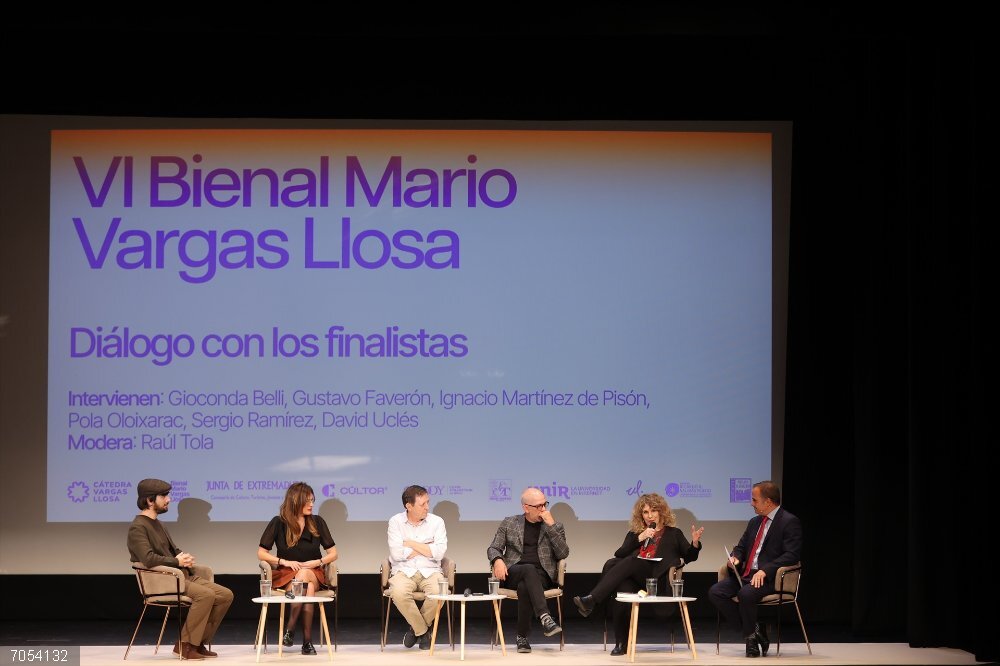 La VI Bienal de Novela Vargas Llosa falla este sábado su premio en una gala en el Gran Teatro de Cáceres Tertulia de los finalisas de la VI Bienal Vargas Llosa en el acto de inauguración el pasado miércoles en el Gran Teatro de Cáceres