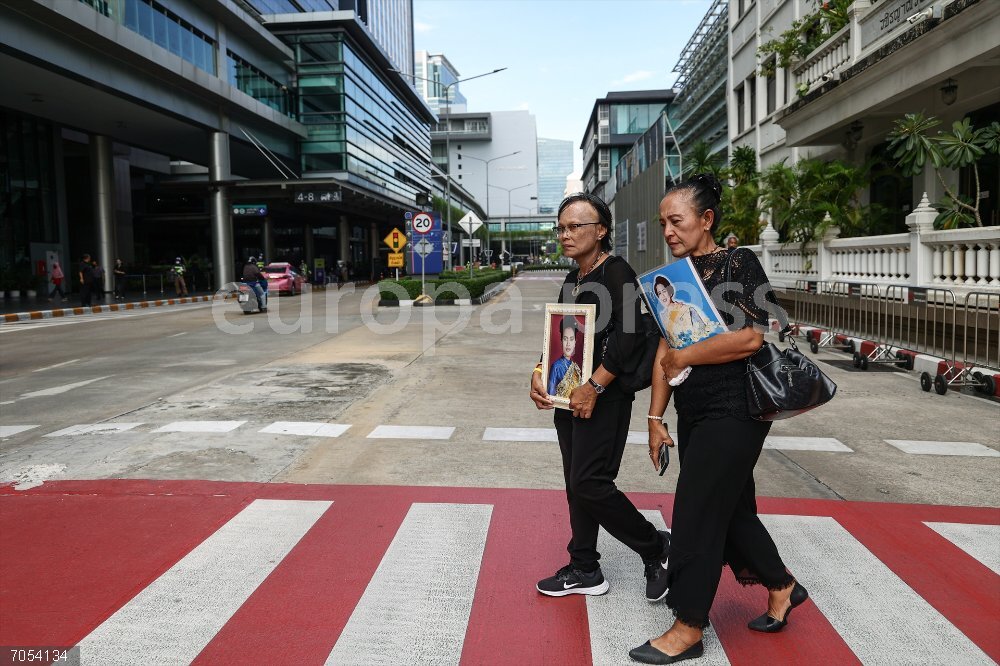 Queen Sirikit Passed Away in Bangkok 25 October 2025, Thailand, Bangkok: People dressed in black gather at Chulalongkorn Hospital to mourn and pay their respects following the passing of Queen Sirikit, The Queen Mother of Thailand, who died on Friday. Photo: Nattaphon Phanphongsanon/ZUMA Press Wire/dpa