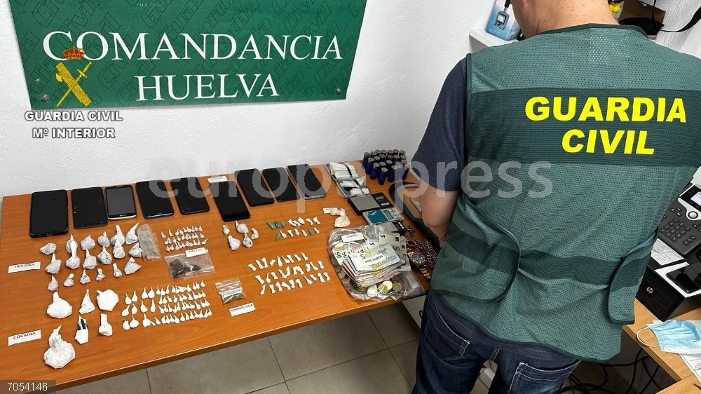 Imagen de la desarticulación de un punto de venta de drogas en Lepe (Huelva). Imagen de la desarticulación de un punto de venta de drogas en Lepe (Huelva).